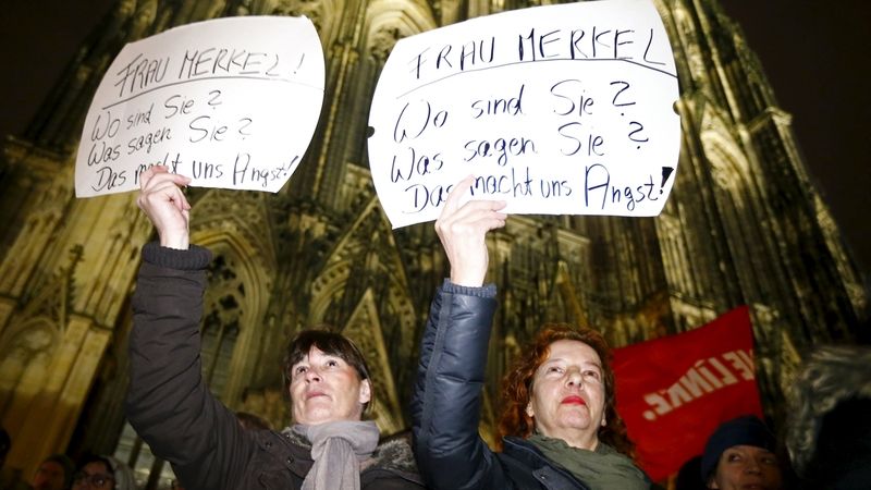 Paní Merkelová, kde jste? Co říkáte? Máme z toho strach! stojí na tabulkách, s nimiž lidé protestovali před katedrálou v Kolíně nad Rýnem.