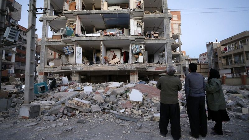 Lidé ve zpustošeném íránském městě Sarpol-e-Zahab hledí na zkázu napáchanou zemětřesením