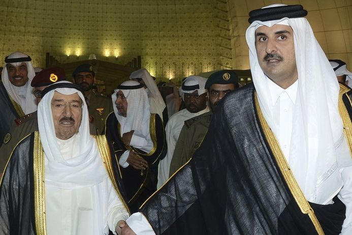 Katarský emír Tamím ibn Hamad Al Sání (vpravo) a emír Kuvajtu Sabah IV Ahmad Al-Jaber Al-Sabah 