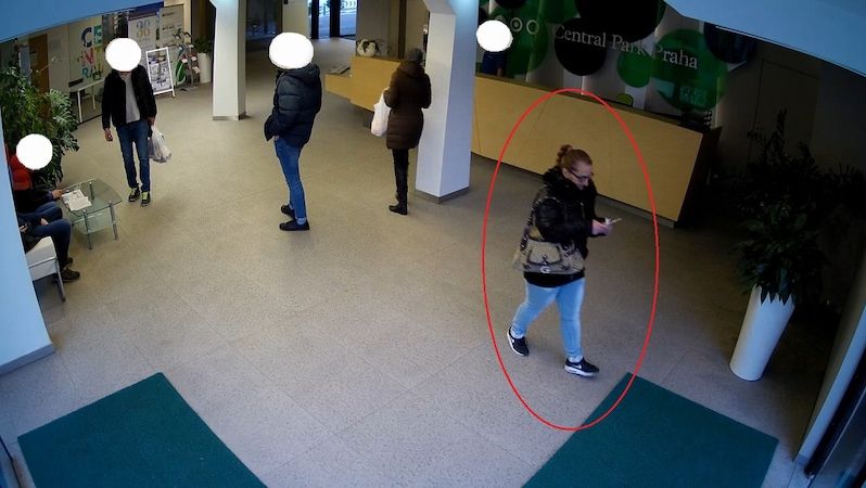 Obviněná žena byla zachycena bezpečnostními kamerami