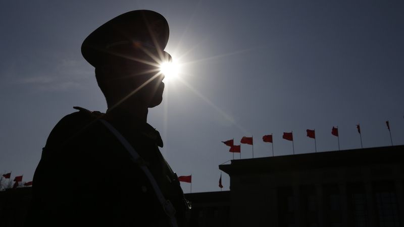 Čínský policista před sídlem parlamentu v Pekingu (ilustrační foto).
