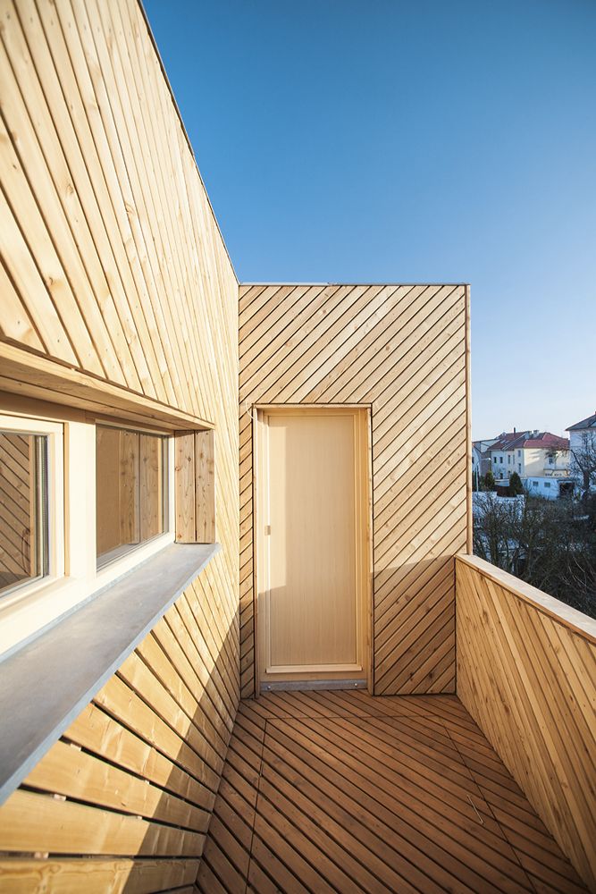 Dřevem je obložena také horní terasa, a to včetně podlahové části – každá bytová jednotka má vlastní samostatnou terasu.