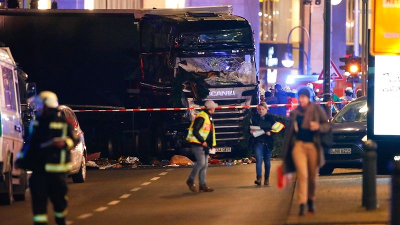 Policie zkoumá kamion, který vjel do lidí na vánočním trhu v Berlínské čtvrti Charlottenburg.