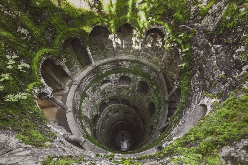 Iniciační studna v Quinta da Regaleira je mezi turisty nesmírně populární. Po schodišti můžete sestoupit až na samotné dno.