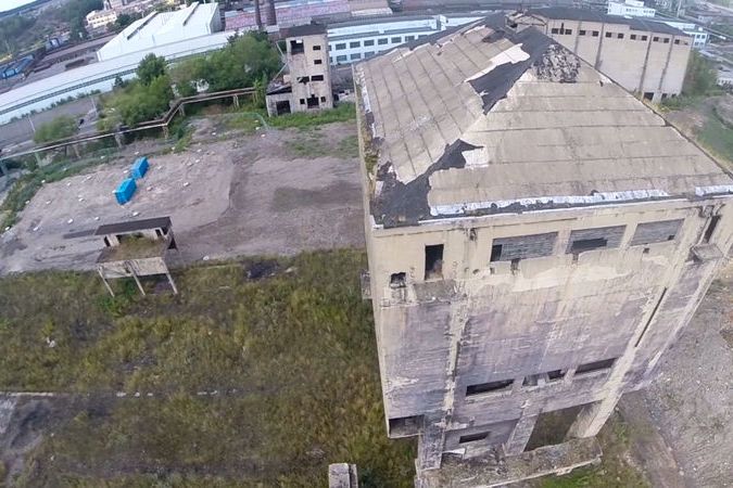 Industriální stavba bývalé budovy kladenské koksovny z ptačí perspektivy
