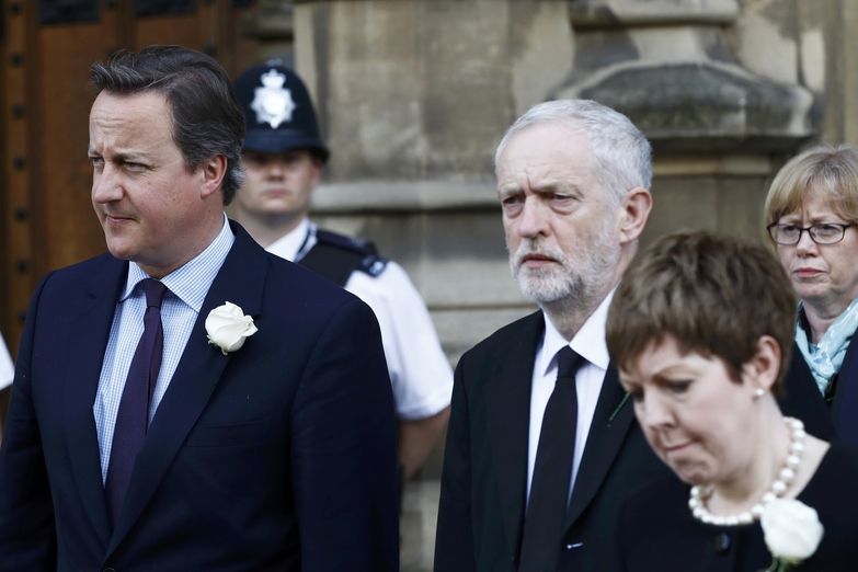 Britský premiér David Cameron (vlevo) a lídr opozičních labouristů Jeremy Corbyn odcházejí na mši do kostela