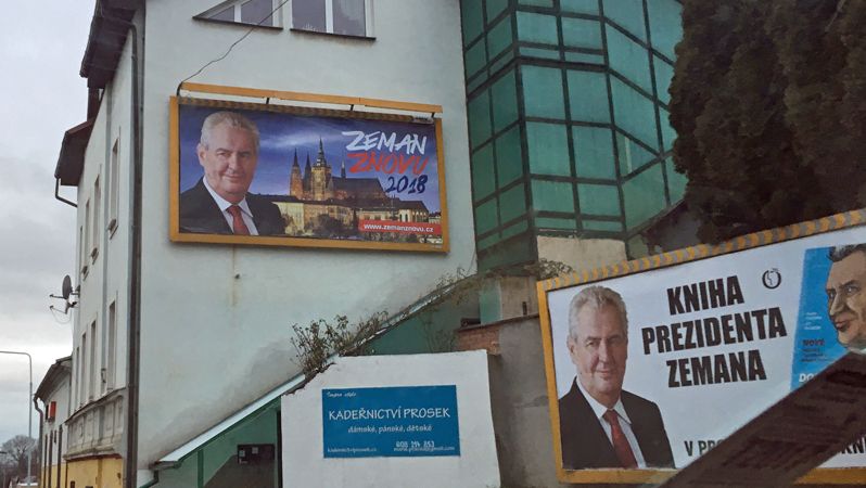 Billboard Miloše Zemana za znovuzvolení prezidentem. Vedle něj starší billboard propagující jeho knihu.