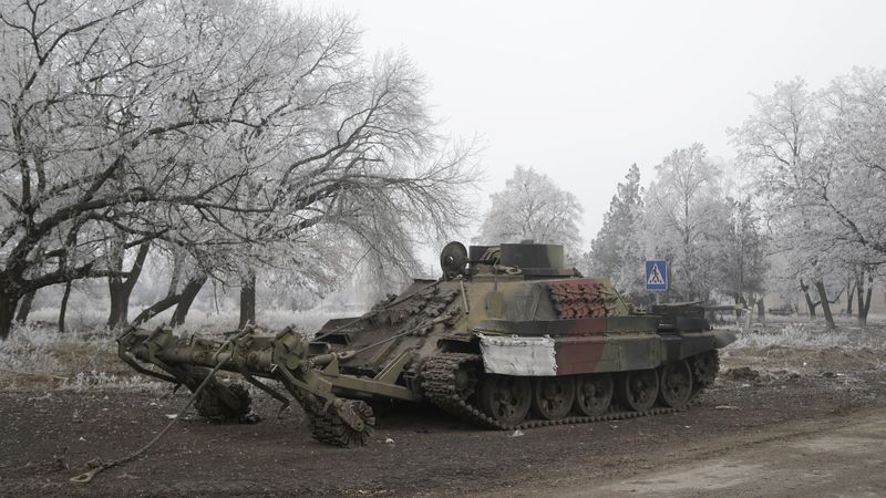 Poškozený odminovací tank u Luhansku 