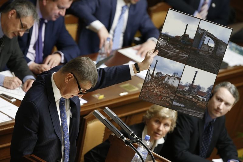 Ministr financí Andrej Babiš (ANO) na mimořádné schůzi Sněmovny ukázal historické fotografie místa, kde později vznikla farma Čapí hnízdo.