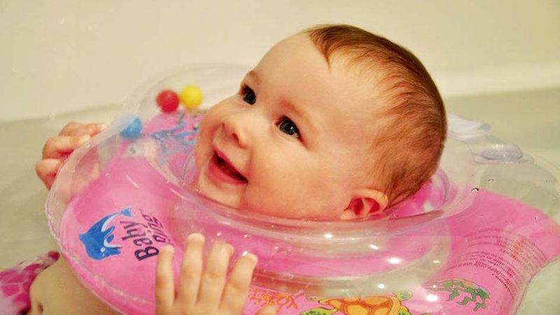 Nafukovací límec pro miminka koupající se ve velké vaně má regulovatelné zapínání. Cena 360 Kč. 