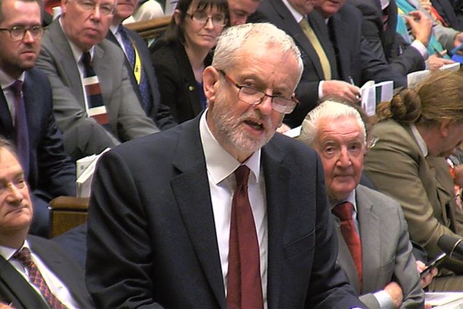 Předseda labouristů Jeremy Corbyn v dolní sněmovně 