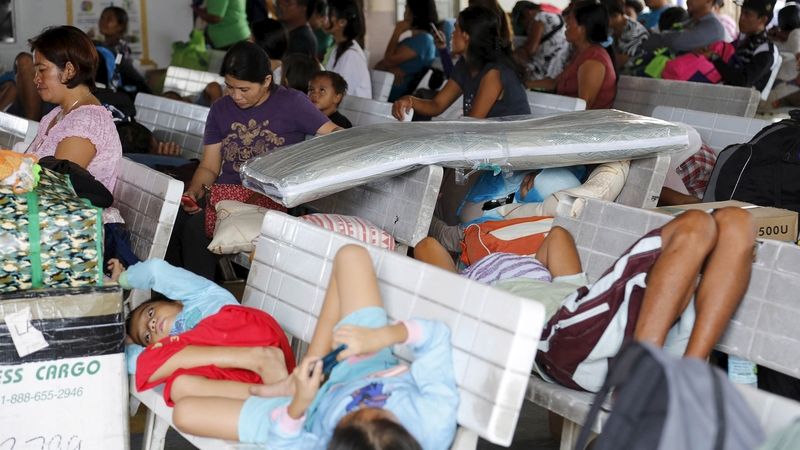 Tajfun přerušil lodní dopravu, na ostrově Cebu kvůli tomu zůstaly stovky cestujících.