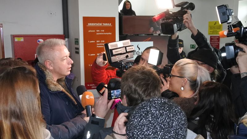 Ministr vnitra Milan Chovanec během prohlídky jedné z plzeňských ubytoven. Podle ČSSD nešlo o součást předvolební kampaně.