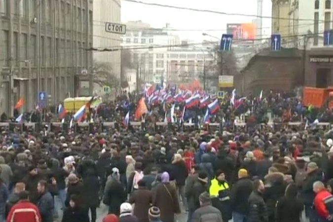 BEZ KOMENTÁŘE: Tisíce Moskvanů se zúčastnily smutečního pochodu k uctění památky Borise Němcova