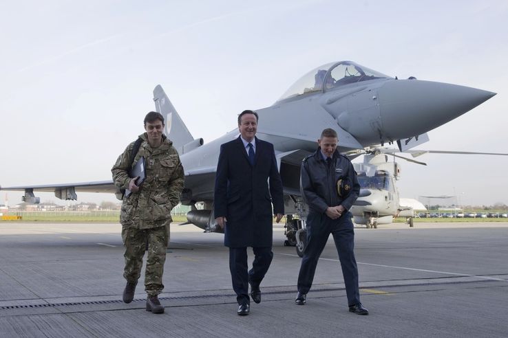 Britský premiér David Cameron (uprostřed) na základně RAF Northolt před stíhačkou Eurofighter Typhoon 