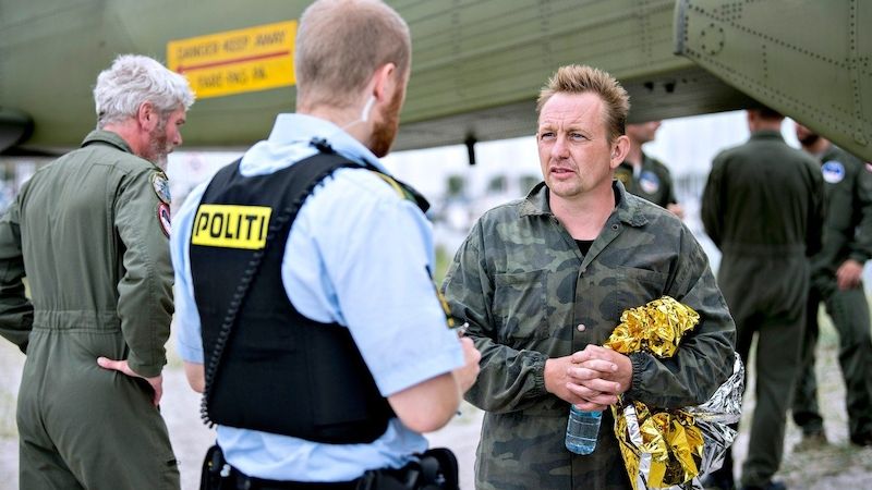 Vlastník potopené ponorky Peter Madsen hovoří v pátek 11. srpna v kodaňském přístavu s policií.