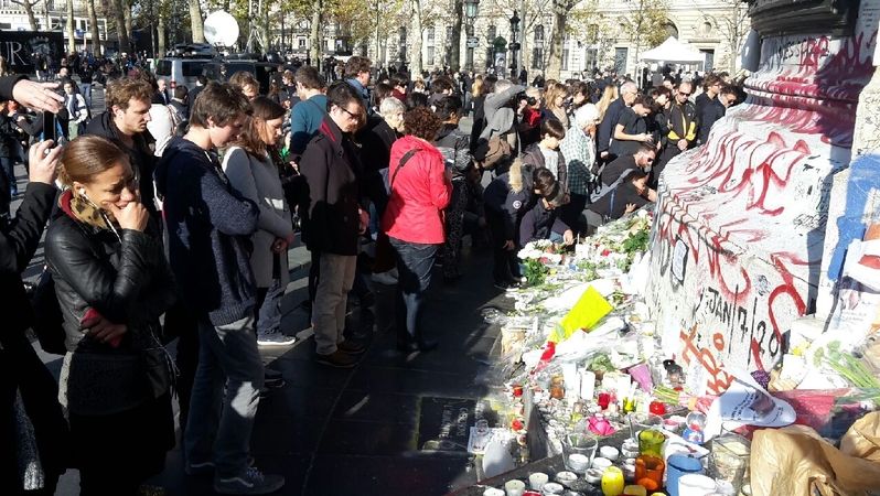 Pařížané po celý víkend navštěvují místa pátečních útoků i další památníky obětem, které ve městě vznikly.