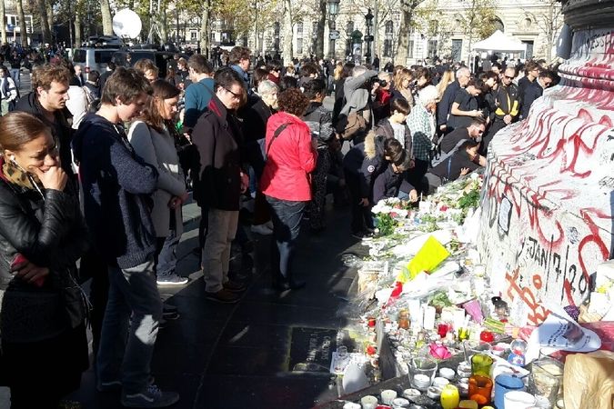 Pařížané po celý víkend navštěvují místa pátečních útoků i další památníky obětem, které ve městě vznikly.