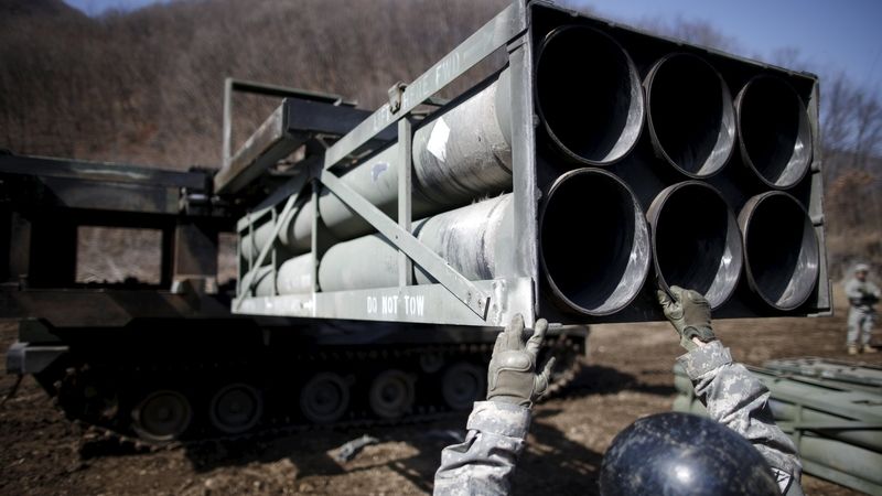 Americký voják v Jižní Koreji připravuje pro ostrou střelbu raketomet M270A1.