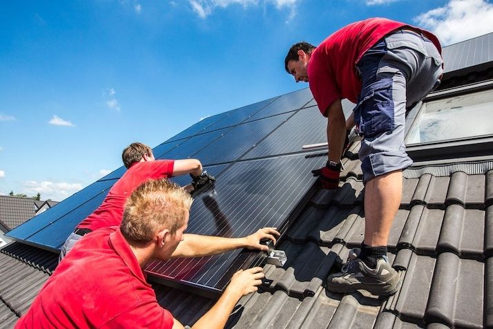 Solární systémy se ve většině případů instalují na střechu. S jejich plánováním je dobré začít už na podzim.