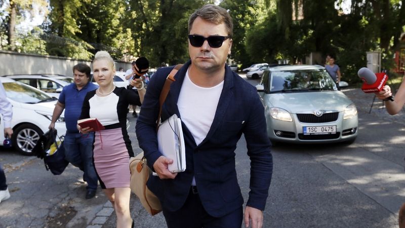 Odsouzený lobbista Marek Dalík přichází do Ruzyňské věznice k výkonu trestu.