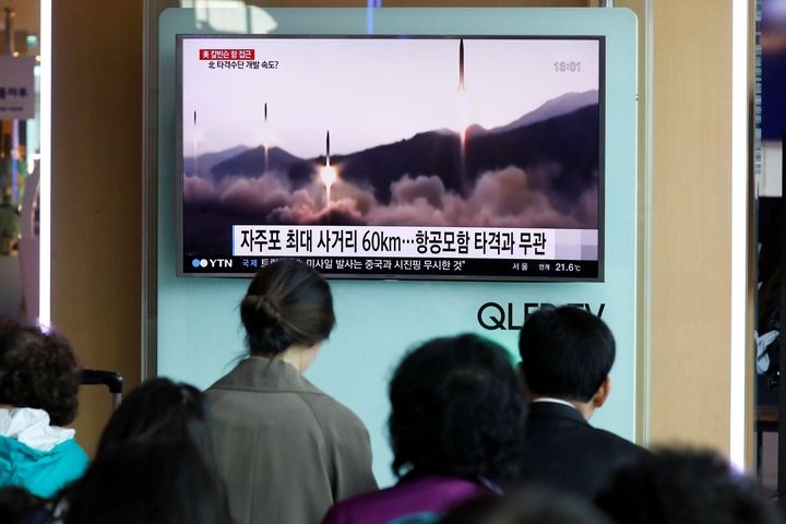 Jihokorejci v Soulu na nádraží sledují zpravodajství o vypálení rakety severního souseda.