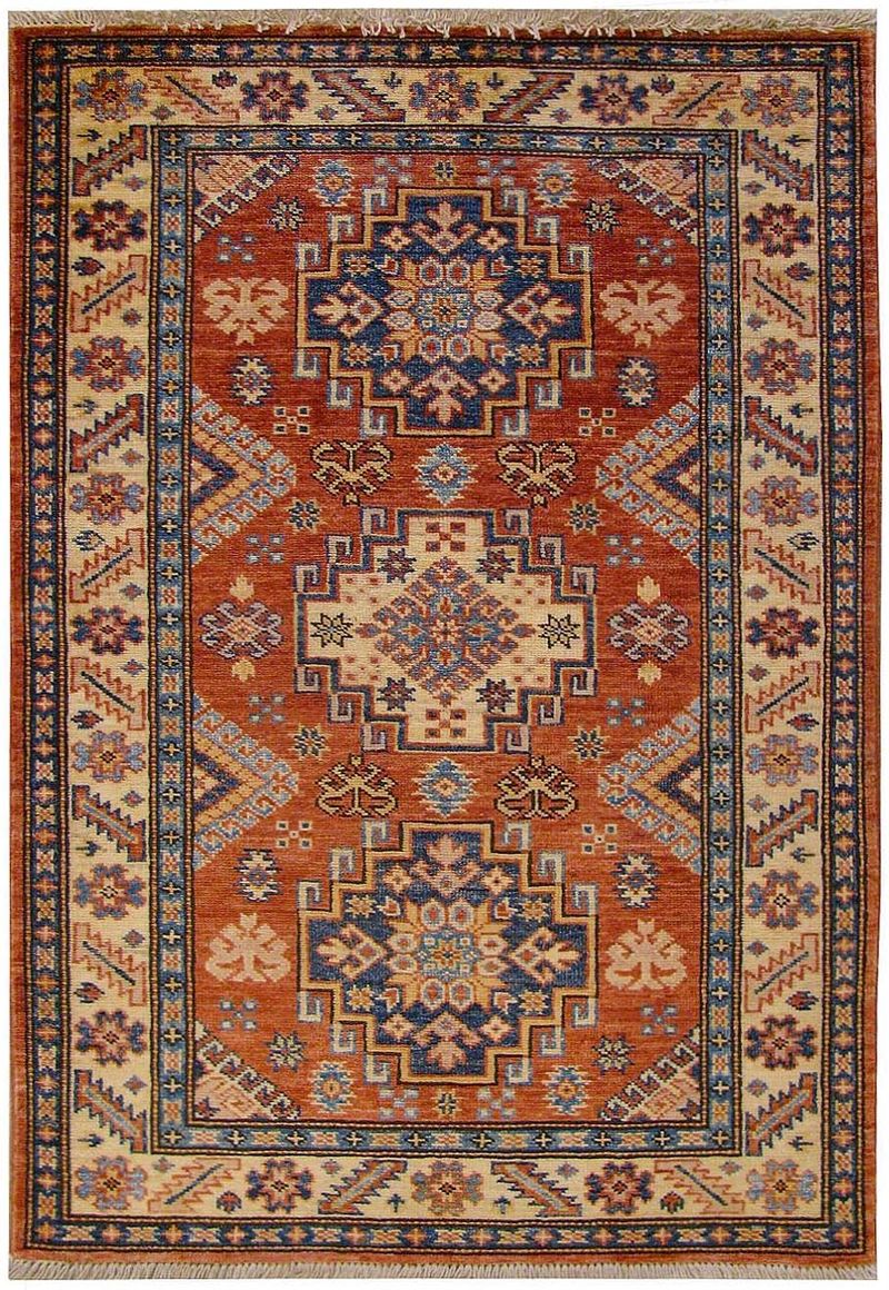 Orientální koberec Kazak (9800 Kč) z Afghanistánu, materiál vlna, rozměry 0,84 x 1,23 m. Ručně vázaný koberec je právem považován za malé umělecké dílo. 