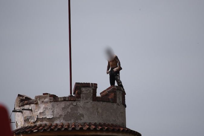 BEZ KOMENTÁŘE: Muž na věži v centru Prahy. Archivní video