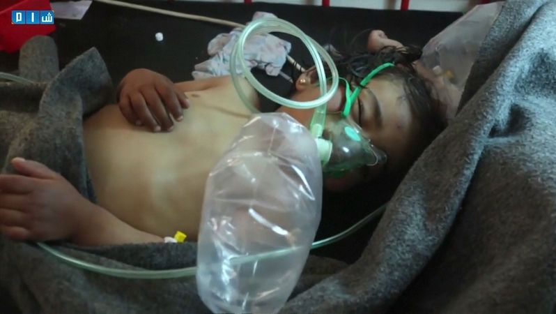 BEZ KOMENTÁŘE: Záchranáři ošetřují zraněné po chemickém útoku v Idlibu.