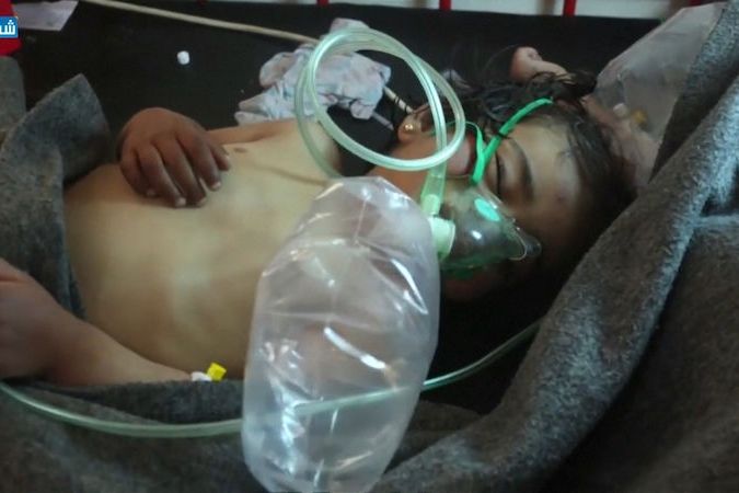BEZ KOMENTÁŘE: Záchranáři ošetřují zraněné děti po chemickém útoku v Idlibu
