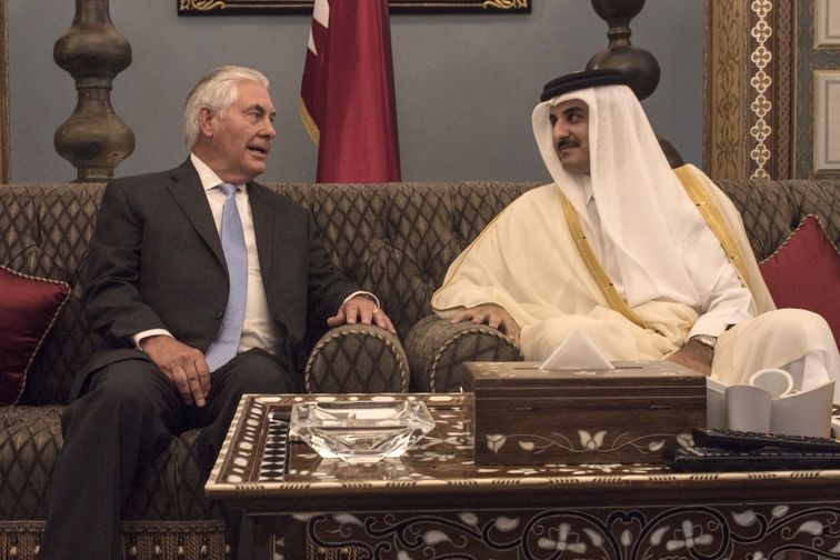 Americký ministr zahraničí Rex Tillerson (vlevo) a katarský emír Tamím ibn Hamad Al Sání během setkání v Dauhá.   