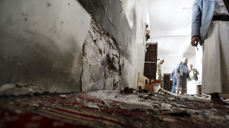 Následky výbuchu v mešitě v Saná