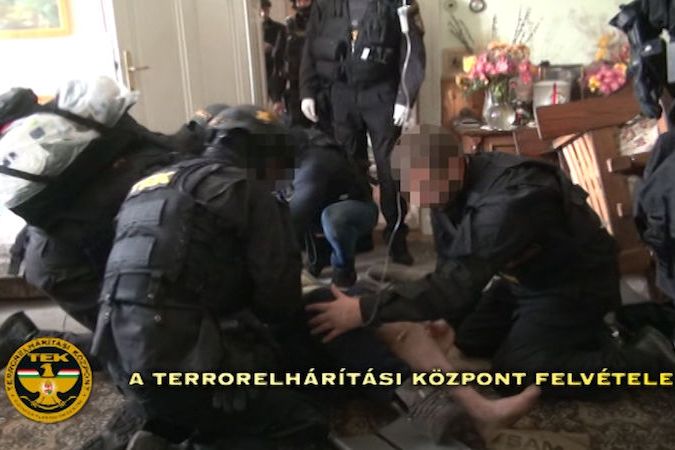 Muž v Maďarsku střílel na policisty, kteří přišli udělat domovní prohlídku. Zneškodnilo ho až komando