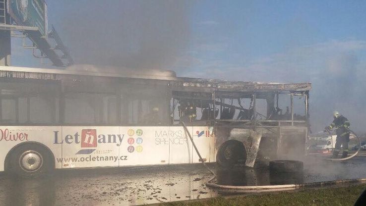 V Praze hořel autobus nákupního centra