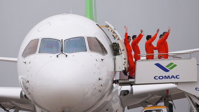 Posádky čínského dopravního letadla C919 zdraví po prvním letu diváku na letišti v Šanghaji