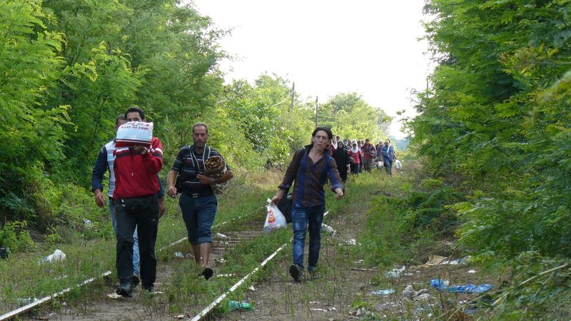 Ze Srbska do Maďarska přecházejí migranti po kolejích. 