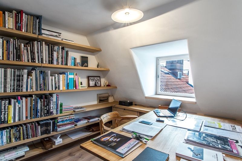 Na policích i na stole v pracovně pořádkumilovného architekta má vše své místo. Mezi množstvím knih o architektuře se nachází mj. monografie Renza Piana, kterého Jakub Cigler zná osobně. 