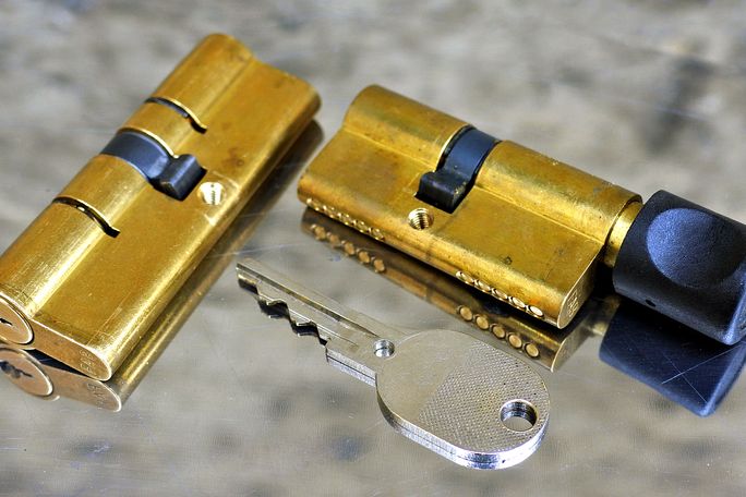 Výměna cylindrické vložky bývá motivována ztrátou klíčů, požadavkem vyššího zabezpečení nebo vložky s knoflíkem (olivou).