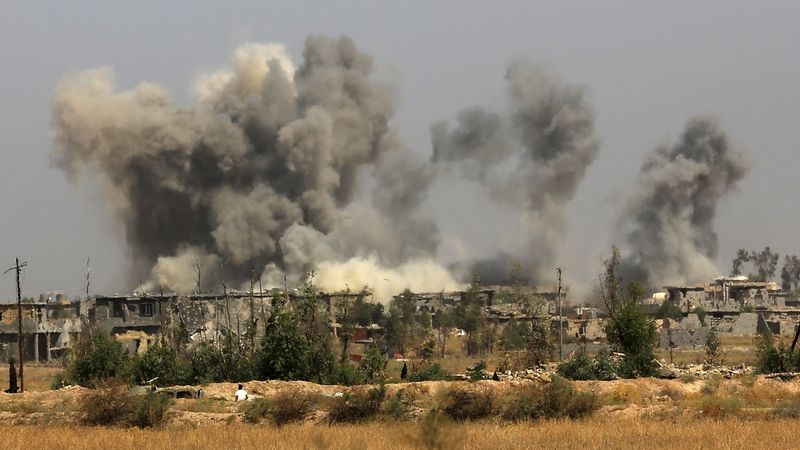 Z Fallúdže vychází kouř po leteckých útocích na pozice Islámského státu.