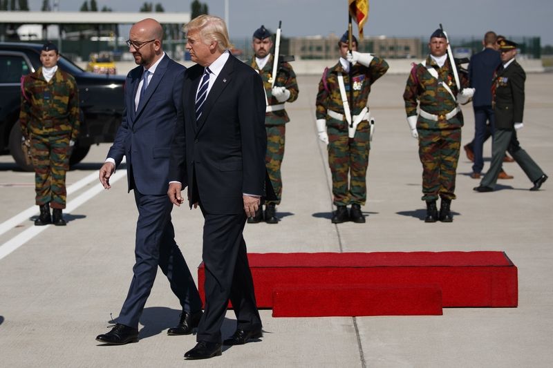 Uvítání amerického prezidenta Donalda Trumpa se na bruselském letišti účastnil belgický premiér Charles Michel