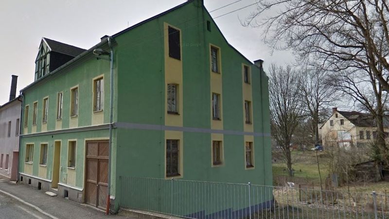 Bytový dům č. p. 498 v Hranicích u Aše je v majetku města a jsou v něm obecní byty.