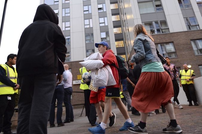 Obyvatelé jsou preventivně evakuováni z obytného domu s nevyhovujícím obložením v londýnské čtvrti Camden