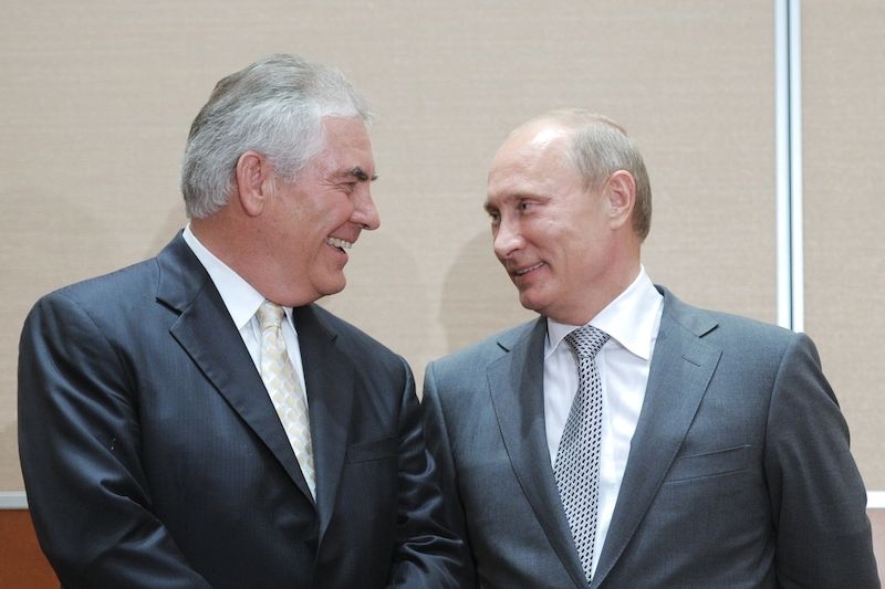 Exxon Mobil donedávna vedl ministr zahraničí USA Rex Tillerson. Tato jeho fotografie s ruským prezidentem Vladimirem Putinem byla pořízena v srpnu 2011.
