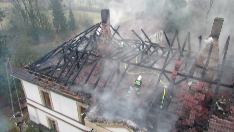 Následky požáru zámku na záběrech hasičů
