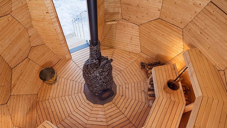Interiéru sauny dominuje klasicky dřevo a prvky užívané k saunování.