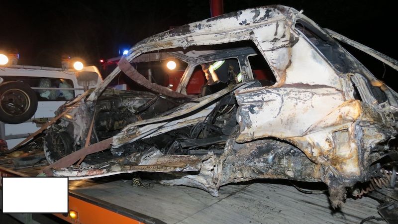 Vozidlo VW Golf se při havárii vzňalo a řidič v něm uhořel.