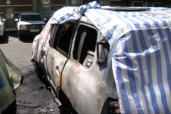 BEZ KOMENTÁŘE: Auta pozorovatelů OBSE v Doněcku někdo zapálil