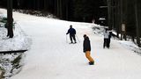 Snowboardista vylétl v Beskydech ze sjezdovky. Zraněním na místě podlehl