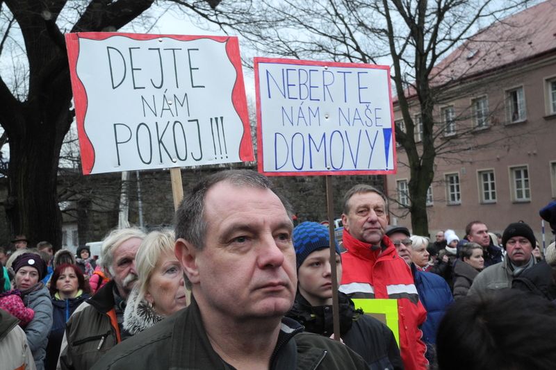 Na demonstraci proti prolomení těžebních limitů přišly do Horního Jiřetína tři stovky lidí.