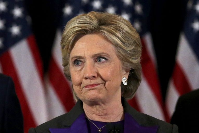 Hillary Clintonová při svém projevu, kde uznává porážku v amerických prezidentských volbách.